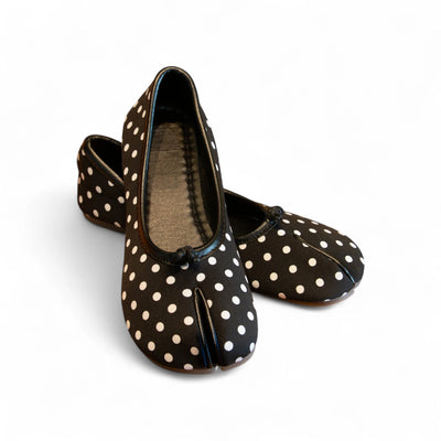 The Split-Toe Silhouette  🖤🤍