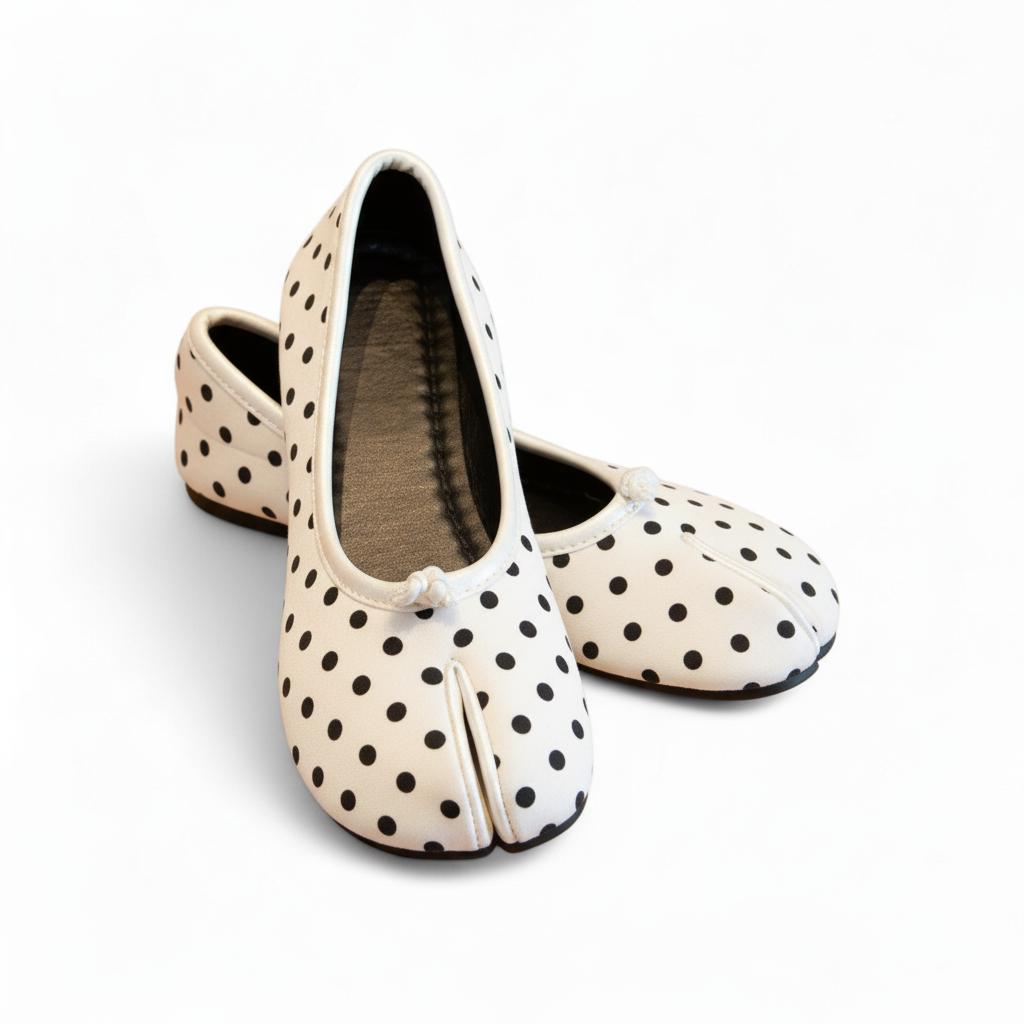 The Split-Toe Silhouette  🖤🤍