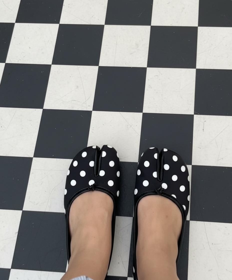 The Split-Toe Silhouette  🖤🤍