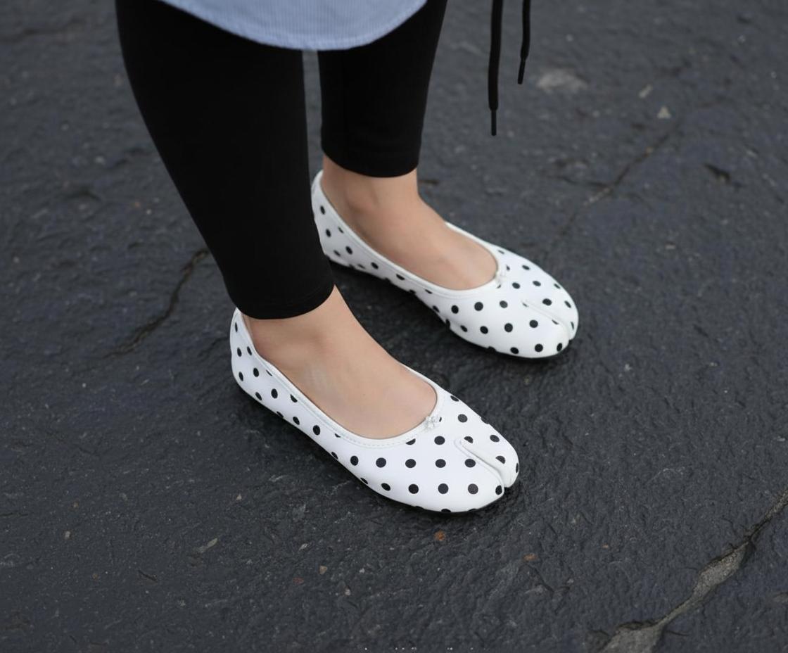 The Split-Toe Silhouette  🖤🤍