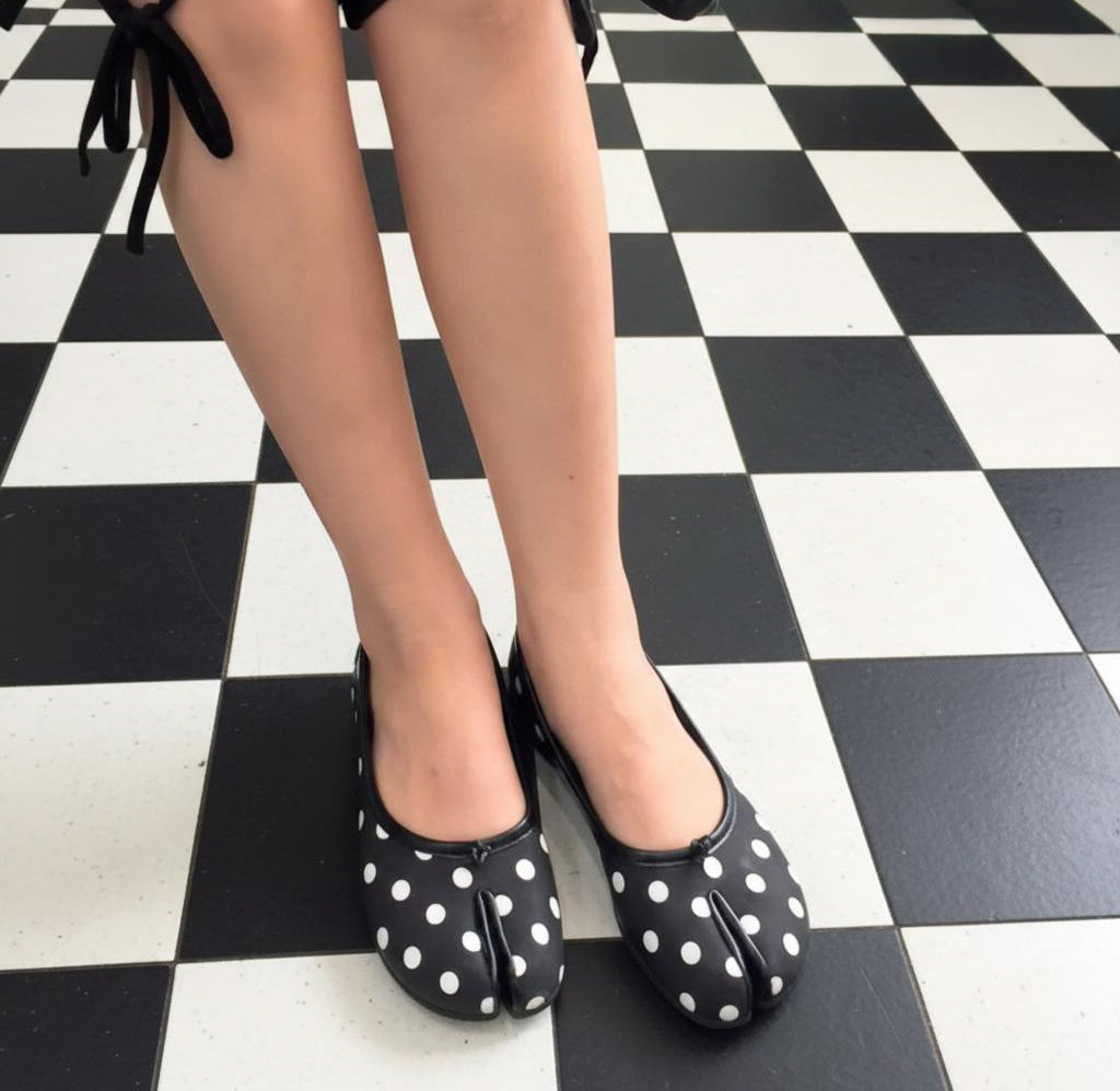 The Split-Toe Silhouette  🖤🤍