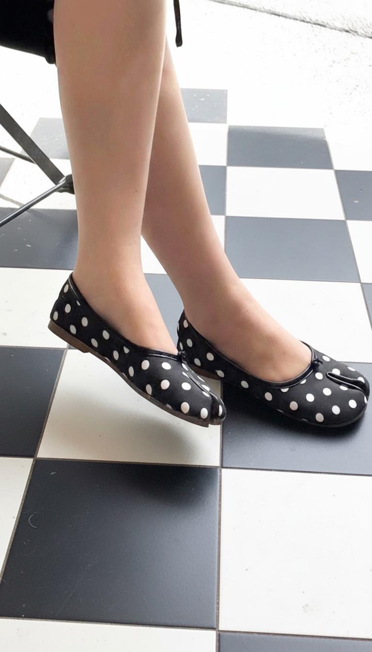 The Split-Toe Silhouette  🖤🤍